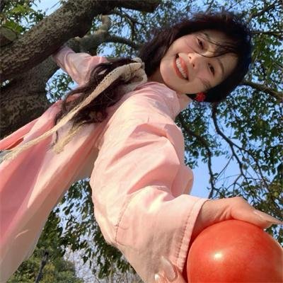 三个带面纱的女子